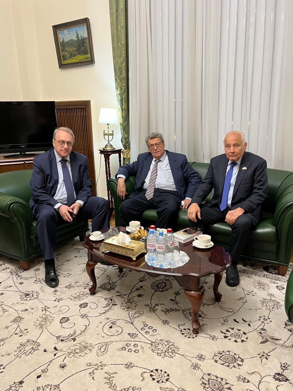 مبعوث الرئيس بوتين الى الشرق الأوسط السيد ميخائيل بوغدانوف ورئيس جمعية الصداقة اللبنانية الروسية الدكتور رياض نجم و مسؤول العلاقات الخارجية في جمعية الصداقة اللبنانية الروسية المهندس نضال الشرتوني 